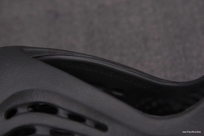 HP8739 Yeezy RNNR Onyx Adidas Foam 0809
